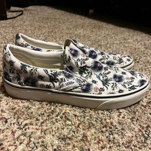 Vans low shoes. Size 9.